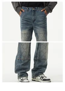 Détails de jeans bleu délavé rétro avec empiècements matelassés en losange aux genoux