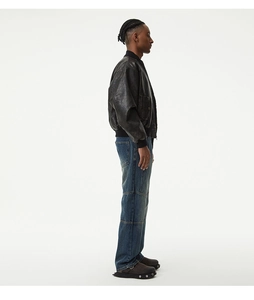 Vue latérale du jean droit bleu délavé vintage pour homme avec coutures aux genoux