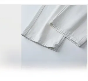 Dettaglio dell'apertura della gamba minimalista sui pantaloni bianchi elasticizzati uomo