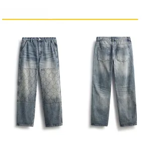Vue détaillée du jean bleu clair montrant la broderie en losange sur la zone du genou