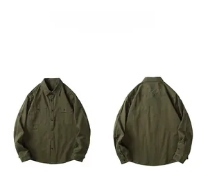 Vue détaillée à plat d'une chemise cargo en coton épais vert armée, recto et verso montrés