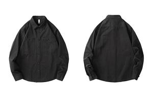 Détails d'une chemise de travail noire en coton épais montrant l'avant et l'arrière