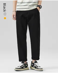 Dettaglio dei pantaloni casual neri da uomo con taglio dritto e orli risvoltati rifiniti