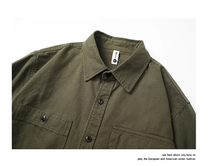 Détail d'une chemise de travail en coton vert militaire avec poches de poitrine à rabat