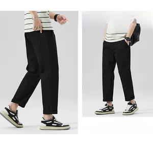 Dettaglio dei pantaloni casual neri a gamba dritta con risvolto e vestibilità rilassata