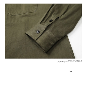 Gros plan détaillé des poignets et du tissu texturé d'une chemise en coton olive