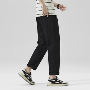 Pantaloni casual neri da uomo dal taglio dritto con stile urbano minimalista