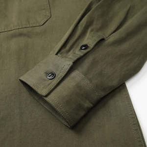 Chemise cargo en coton épais pour hommes vert armée avec détails de poignet boutonné
