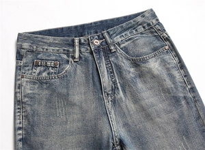 Nahaufnahme der Vintage-Jeans-Taille mit Metallknopf und klassischen Taschen