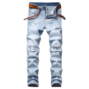 Jean bleu clair pour homme avec déchirures, coupe droite et ceinture marron