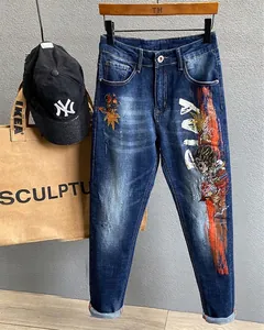 Herren Streetwear Bestickte Ripped Jeans Dunkelblau Gewaschene Baumwollmischung Casual Denim Hose Charakter Graffiti Slim Fit