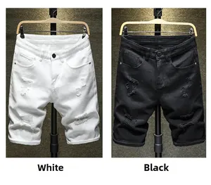 Détails de shorts en jean blanc et noir avec des déchirures artisanales de style punk
