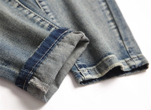 Nahaufnahme von Blue Wash Jeans mit umgeschlagenem Saum und hochwertiger Twill-Struktur