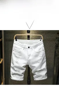 Vue détaillée du short en jean blanc pour homme avec déchirures et finitions effilochées