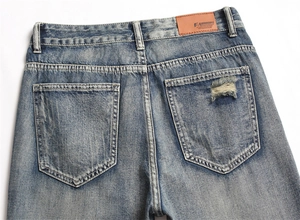 Herren Blue Jeans mit geradem Bein, Destroyed-Effekt Tasche und Leder-Label am Bund