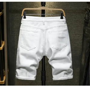 Vue arrière du short en jean blanc avec deux poches plaquées et coutures renforcées