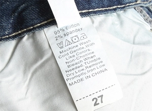Makroaufnahme des Etiketts mit 98% Baumwolle und 2% Elasthan für Jeanspflege