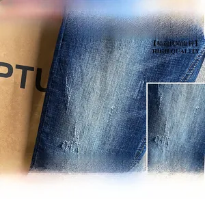 Detailansicht der blauen Jeans mit Textur im Distressed-Look und ausgefransten Details