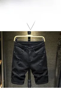 Vue détaillée du short en jean noir pour homme avec déchirures et finitions délavées