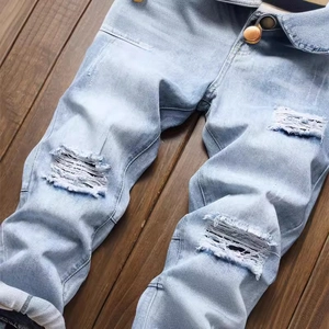 Jean bleu clair pour hommes style urbain avec détails usés et délavage classique