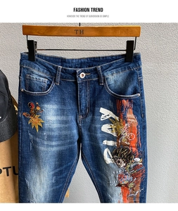 Detail der schmal geschnittenen Jeans mit Ahornstickerei und japanischem Grafikdruck