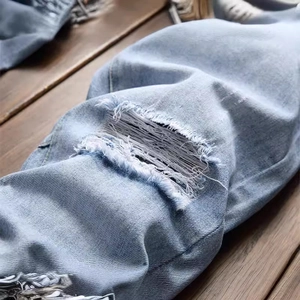 Jean bleu clair pour hommes avec détails déchirés et effet délavé vintage au genou