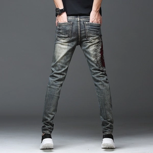 Jean slim homme gris foncé rétro avec broderie plume tribale sur la cuisse arrière