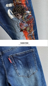 Detail der Monkey King Stickerei auf blauer Vintage Slim Fit Jeans für Herren