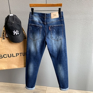 Schmal geschnittene Herrenjeans in Distressed-Blau mit Vintage-Waschung und Leder-Patch