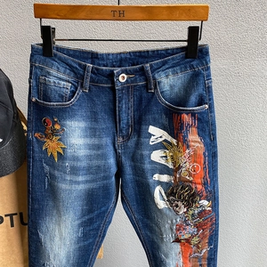 Schmal geschnittene dunkle Jeans für Herren mit Ahornblatt-Stickerei und Grafikdruck