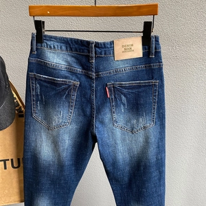 Schmal geschnittene Herren-Jeans in Dunkelblau mit Vintage-Waschung und Lederpatch