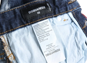 Détail de l'étiquette de marque interne et de lavage sur un jean slim bleu style punk