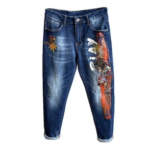 Slim Fit Herren Jeans mit Anime Print und Stickerei im modischen Streetwear Stil