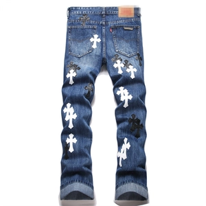 Jeans blu stile punk a gamba dritta con toppe in pelle a croce e dettagli ricamati