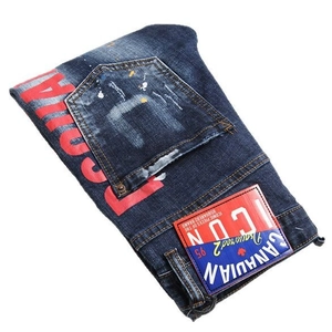 Jean punk bleu coupe ajustée avec imprimé ICON rouge et taches de peinture d'art