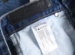 Dettaglio macro dell'etichetta in pelle e del lavaggio dei jeans punk blu all'interno