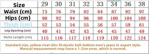 Detaillierte Größentabelle für gelbe Slim Fit Schlagjeans für Herren mit Nieten
