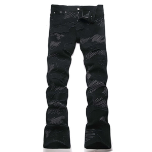 Jean noir ajusté pour hommes avec surpiqûres blanches contrastées et détails usés