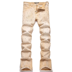 Gelbe Slim-Fit-Herrenjeans im Distressed-Look mit dichten Strassstein-Verzierungen