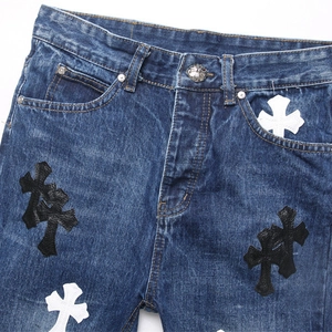 Jeans blu slim fit con toppe a croce e bottone in metallo inciso in stile punk rock