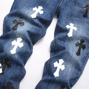 Jeans punk blu slim fit con toppe a croce ricamate e trama denim lavata ricercata