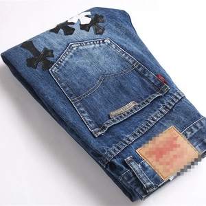 Jeans punk slim fit blu scuro con toppe a croce ricamate ed emblemi in metallo chic
