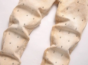 Detailansicht der Slim-Fit-Jeans mit Rautensteppung und glitzerndem Strassbesatz