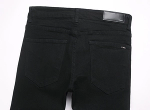 Vue arrière du jean slim noir en denim avec patch logo en cuir et détail d'étiquette métal