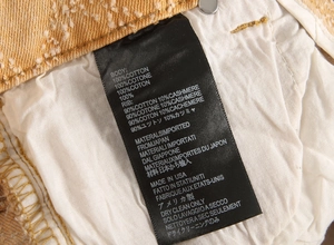 Nahaufnahme des Pflegeetiketts aus 100% Baumwolle und japanischen Rohmaterialien