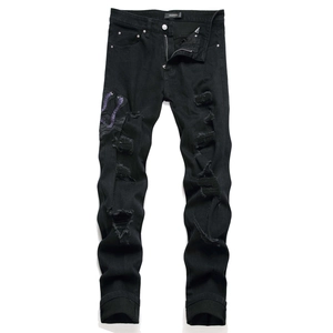 Schmale schwarze Herrenjeans mit lila Schlangen-Stickerei und modischen Rissen im Stoff