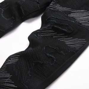 Jean noir high street avec broderies zigzag blanches et détails usés et déchirés