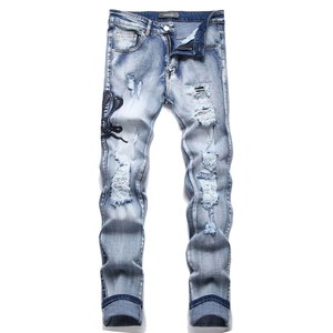 Schmal geschnittene hellblaue Herrenjeans mit aufwendiger Kobra-Schlangenstickerei