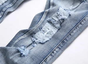 Detailansicht der destroyed Jeans mit Vintage-Waschung und ausgefransten Löchern