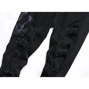Schwarze Herrenjeans mit lila Kobra-Stickerei und modischen Rissen im Streetwear-Stil